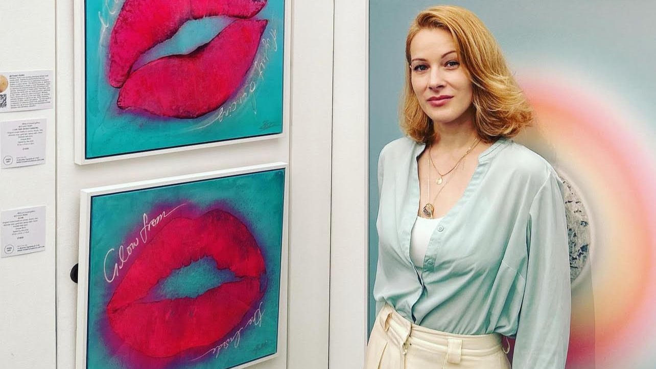 picture of Beth next to her artwork